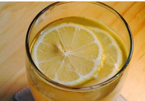 蜂蜜柠檬水可以用冷水冲泡吗 用多少度的水泡比较好