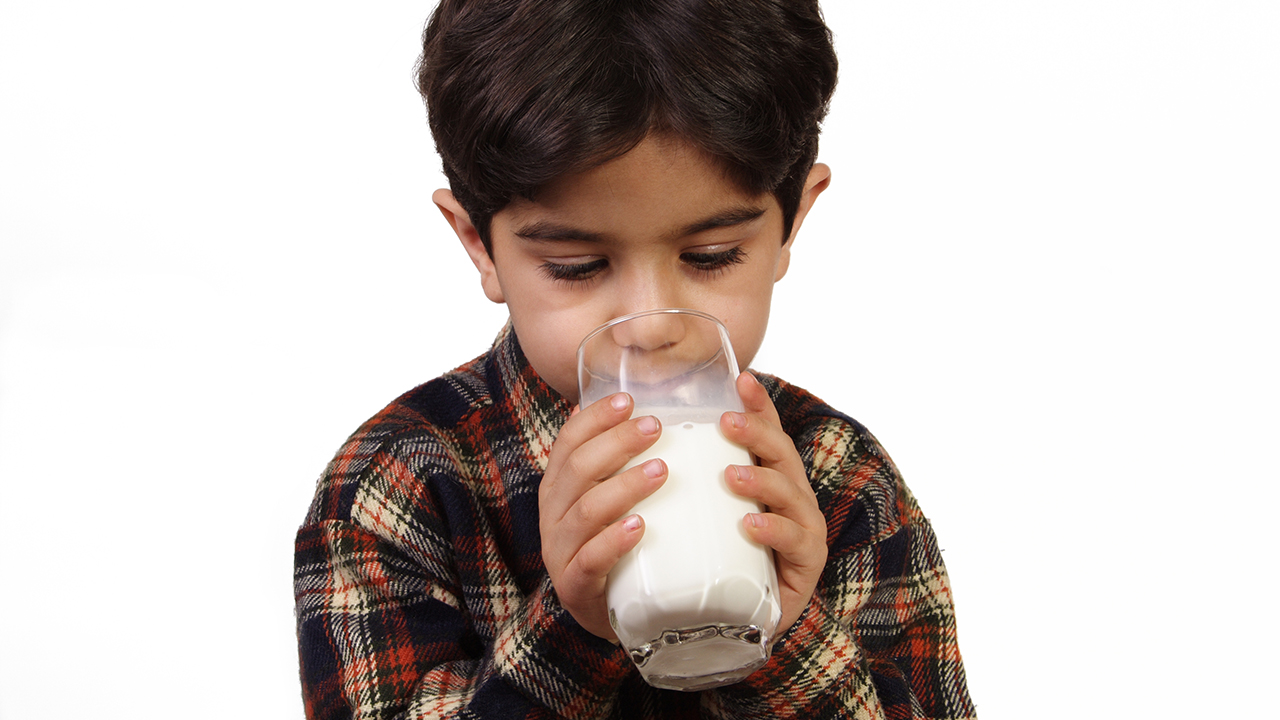牛奶不能和什么食物一起吃 牛奶凝固后还能喝吗？
