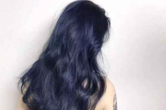 蓝黑色头发会变色吗 蓝黑色头发适合什么肤色