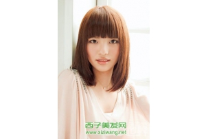 齐刘海的及肩直发发型,一款女生夏季发型