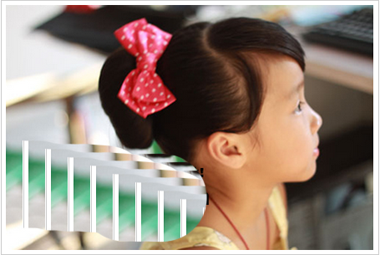 日常简单盘头发圆的步骤 儿童日常花样扎头发