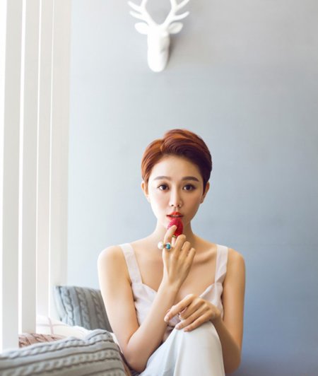 “美厨娘”姜妍超短发秀别样性感 清点女明星超短发造型