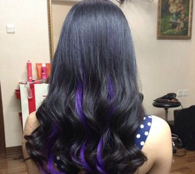 不妨在紫色长发中进行银白色挑染,不明显的银白色挑染紫色长卷发发型