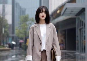 女生齐刘海短直发又有新造型，打破传统更时髦，秋季潮女马起来