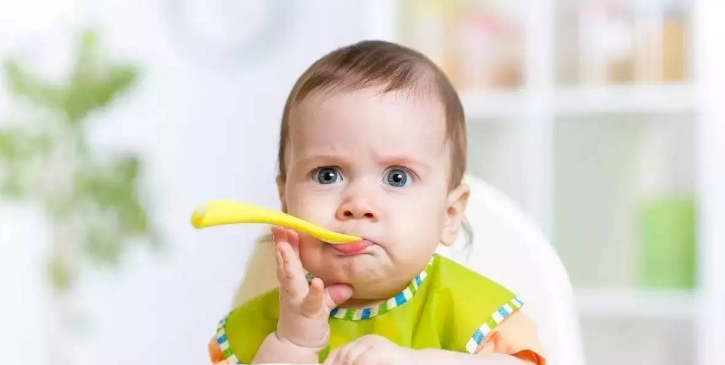 婴儿奶粉喂养怎么喂水，奶粉喂养的宝宝喝水注意