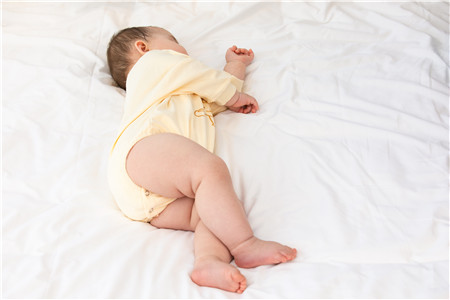 新生婴儿喜欢偏一面睡怎么办 新生儿偏一边睡怎么纠正