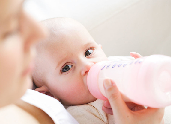 为何宝宝会吐奶，认识宝宝呕吐及时做好护理