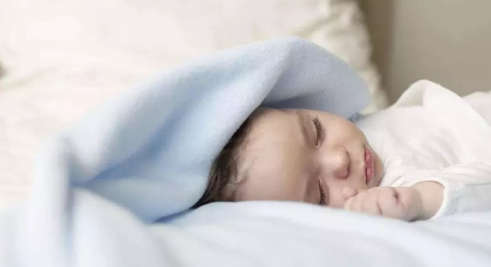 新生儿一次睡几个小时，新生儿一觉睡多久正常
