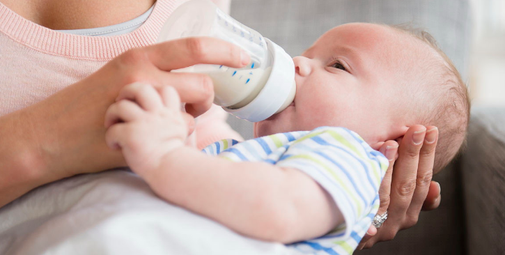 新生儿人工喂养指导，新生儿怎么喂奶才是正确的