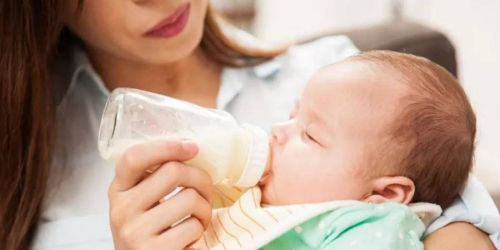 母乳喂养需要喂水吗，吃母乳的婴儿孩需要喂水吗