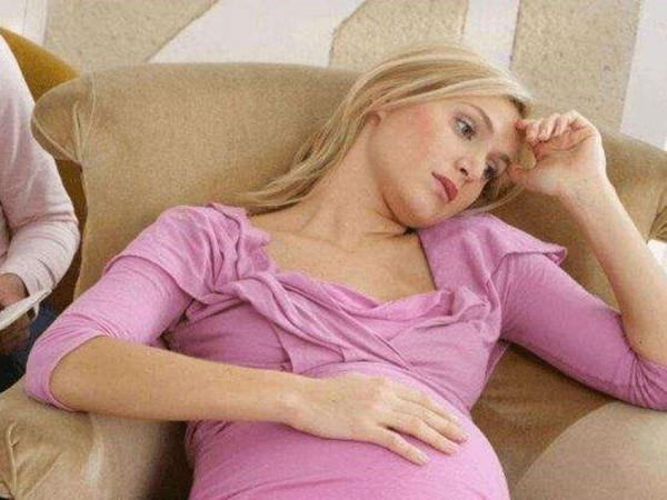 孕晚期老躺着会延期吗 ，什么样的孕妇容易留级