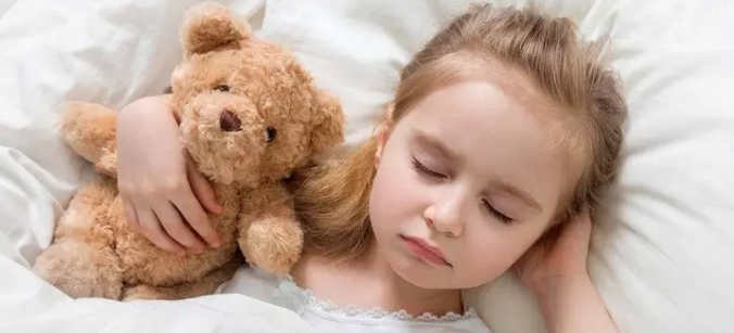 为什么小宝宝都喜欢奶睡、抱睡和摇晃哄睡？