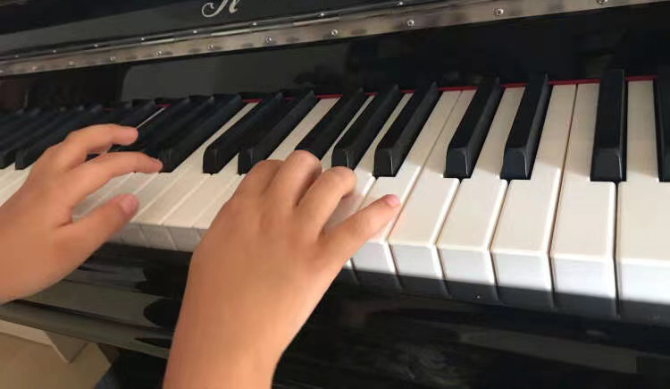 儿童学钢琴的最佳年龄（儿童学钢琴的好处）
